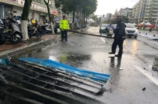 短时强降雨天气突然来临 交警部门积极保畅通
