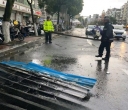 短时强降雨天气突然来临 交警部门积极保畅通