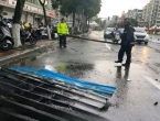 短时强降雨天气突然来临 交警部门积极保畅通