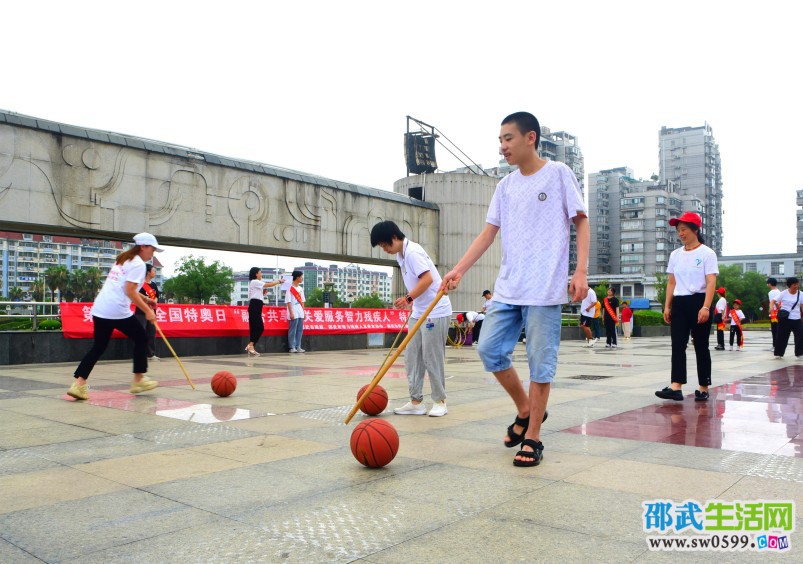 邵武：志愿助残游戏欢乐智力残疾人.JPG
